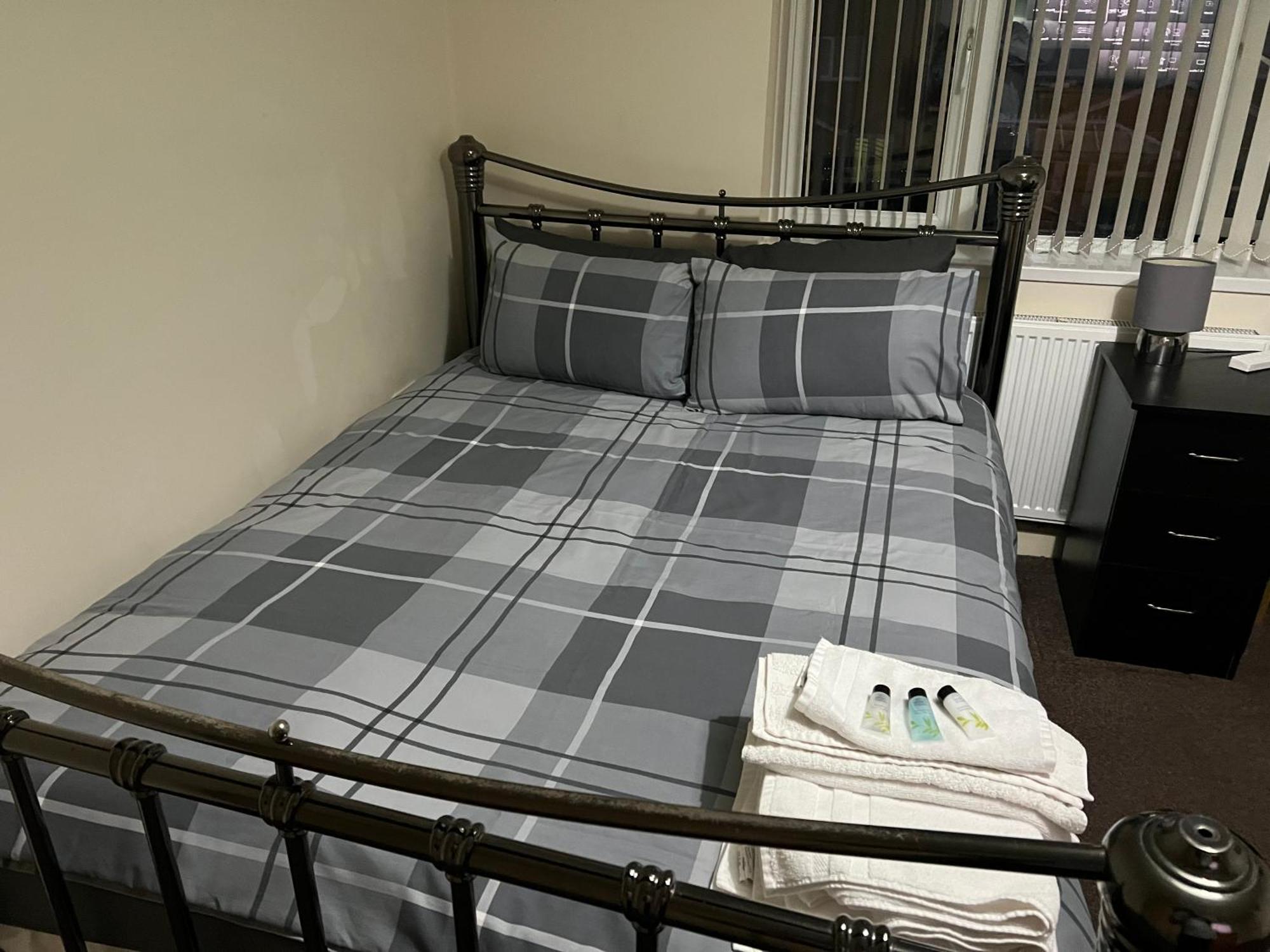 Hams Rest Place - Strictly Only One Guest Allowed In One Room A Second Accompanying Person Will Not Be Allowed Into The Property Birmingham Extérieur photo