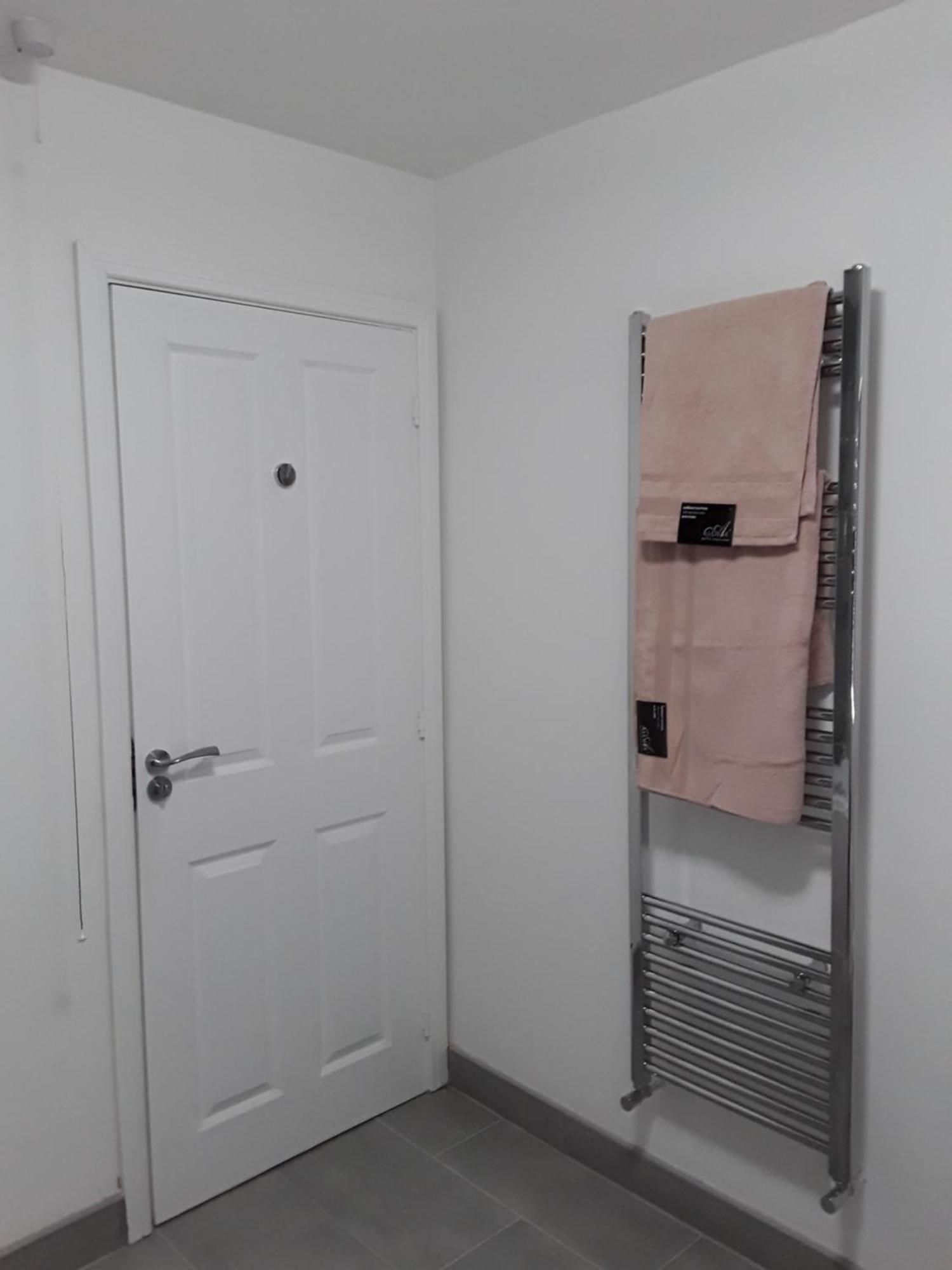Hams Rest Place - Strictly Only One Guest Allowed In One Room A Second Accompanying Person Will Not Be Allowed Into The Property Birmingham Extérieur photo